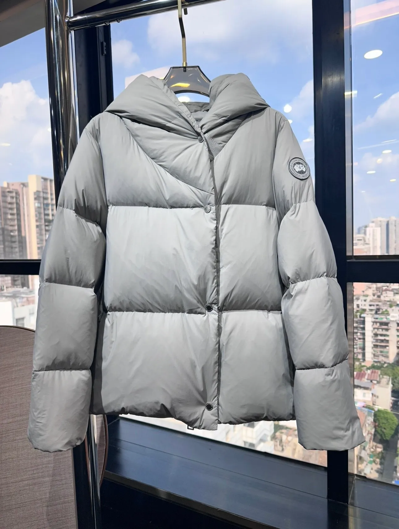 P1100 Top-quality original Canada Goose new model for autumn and winter. It is warm and has no sense of restraint. It is made of national standard 90 white duck down. It is light and elegant, giving you all-round warmth! The appearance of the upper body is more classy and stylish, allowing warmth and grace to go hand in hand. The multiple car lines on the center line are strict and symmetrical, keeping warm and waiting. The logo on the chest embellishes the whole piece! The unique taste goes deep into the bone marrow. It is age-reducing and full of warmth. It has a simple and elegant look and has the same color for men and women. Black Gray Size: XS-S M L